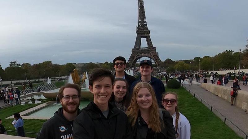 24岁的Allison Mahr(前左)在意大利留学期间访问了巴黎. 